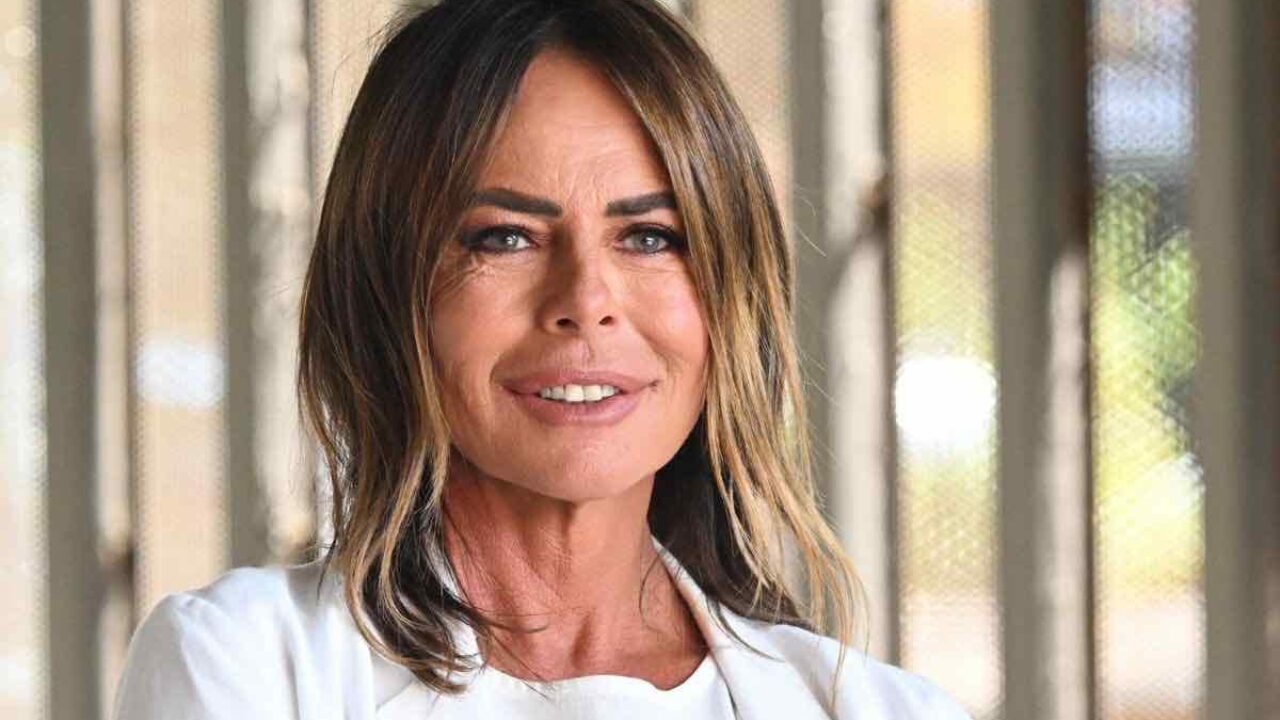 Paola Perego beccata così fuori dagli studi de La Vita in Diretta: il  fuorionda è virale - cinturaovest.it