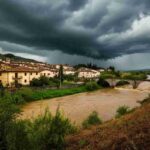 Allerta meteo in Emilia Romagna e Toscana: fiumi a rischio per le forti piogge di oggi